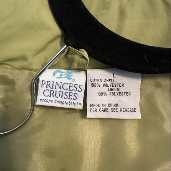 Princess cruise line sporty short puff jacket but very lightweight not thick - Picture 2 of 6